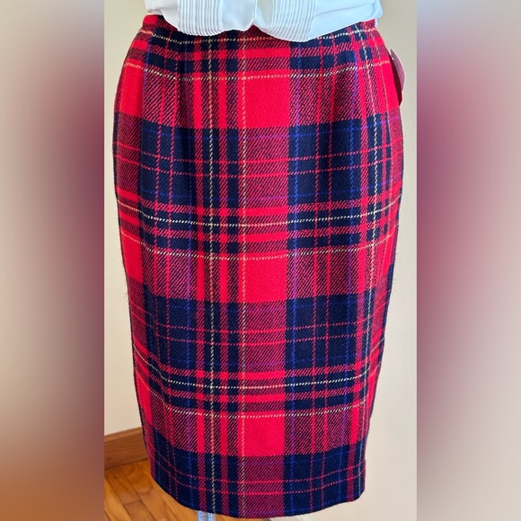 Liz Claiborne Beautiful Plaid Colors Red Black Blue Midi Skirt SZ 6 Zip In Back - Picture 2 of 12